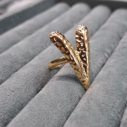 Trustora Crown Twist Ring