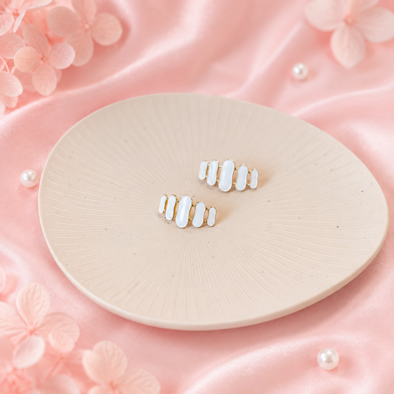 Trustora Vanilla Glow Studs